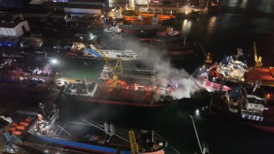 İstanbul’un Tuzla ilçesindeki tersaneler bölgesinde demirli bulunan 120 metre uzunluğundaki