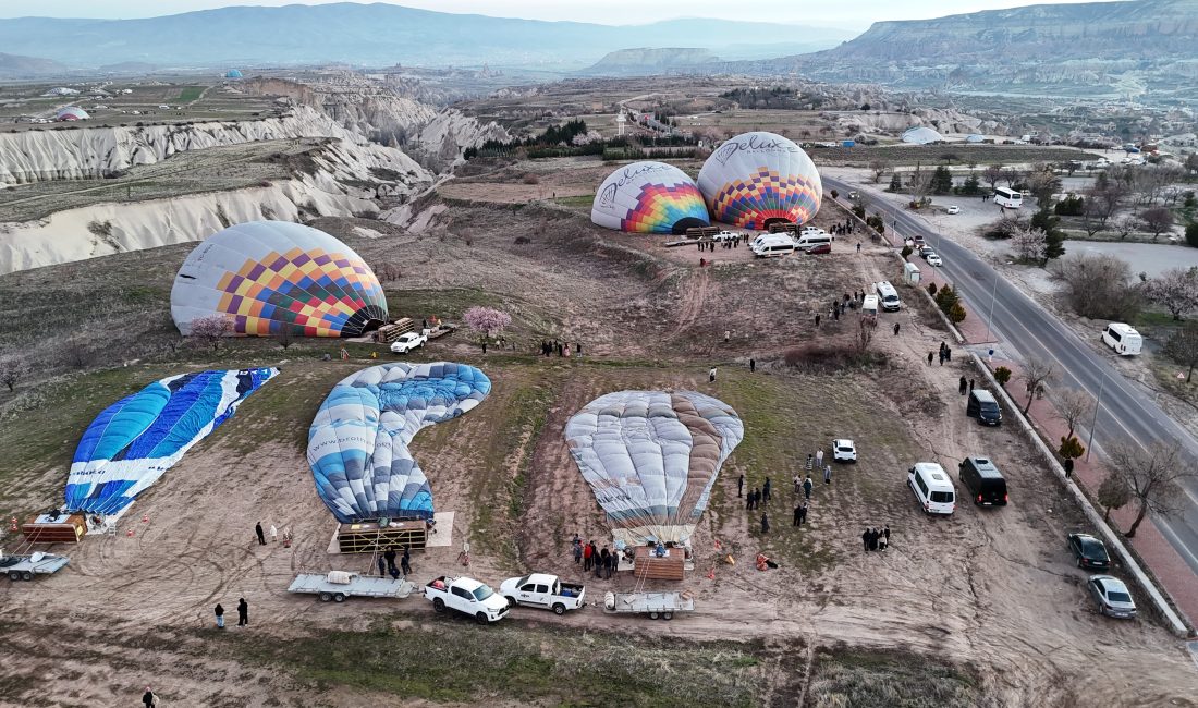 Türkiye’nin masalsı turizm merkezi Kapadokya’da sabahın ilk ışıklarıyla gökyüzüne yükselmesi