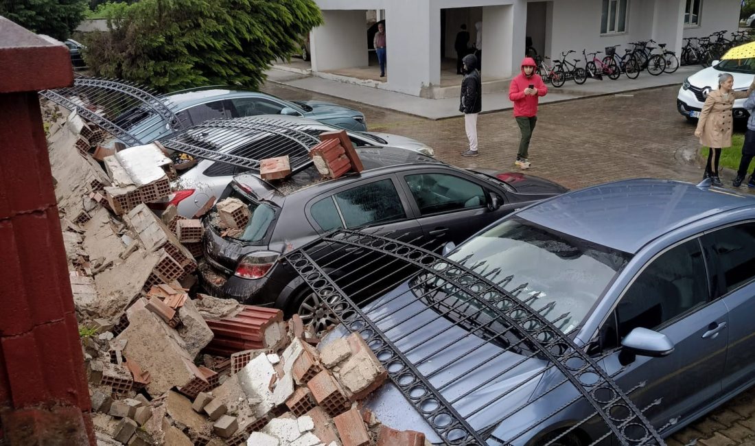 Aydın’ın Efeler ilçesinde etkili olan şiddetli yağışlar hayatı olumsuz etkilerken