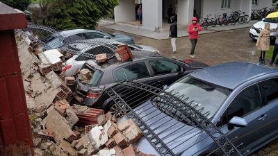 Aydın’ın Efeler ilçesinde etkili olan şiddetli yağışlar hayatı olumsuz etkilerken