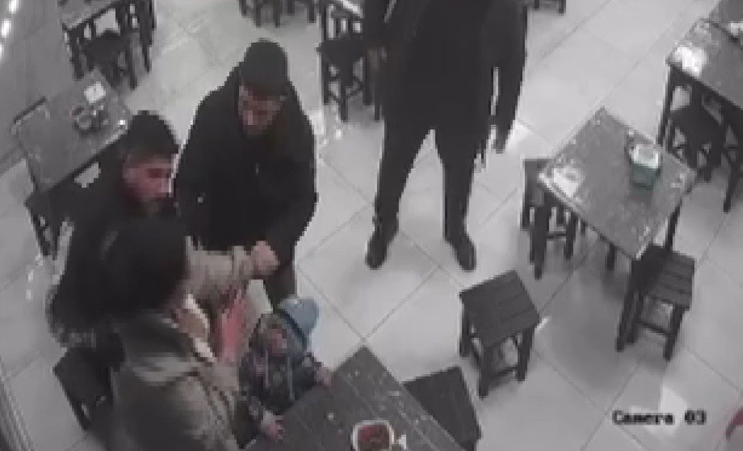 Gaziantep’te bir lokantada ailesiyle birlikte yemek yediği sırada nefes borusu