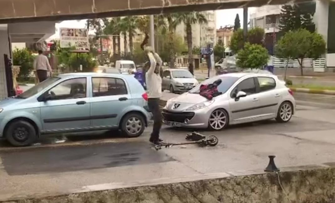 Antalya’nın Muratpaşa ilçesinde sürekli arıza çıkaran elektrikli scooterına sinirlenen bir