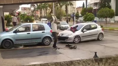 Antalya’nın Muratpaşa ilçesinde sürekli arıza çıkaran elektrikli scooterına sinirlenen bir
