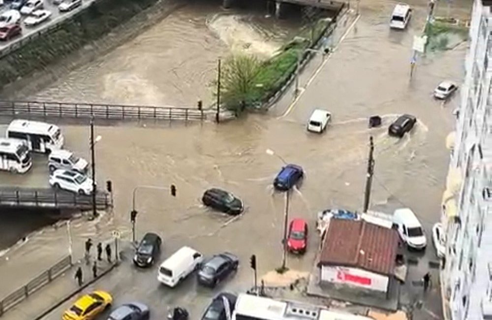 Adana’da sabah saatlerinden itibaren etkili olan kuvvetli yağmur hayatı adeta