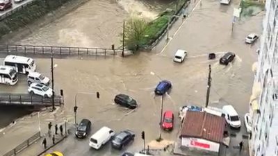 Adana’da sabah saatlerinden itibaren etkili olan kuvvetli yağmur hayatı adeta