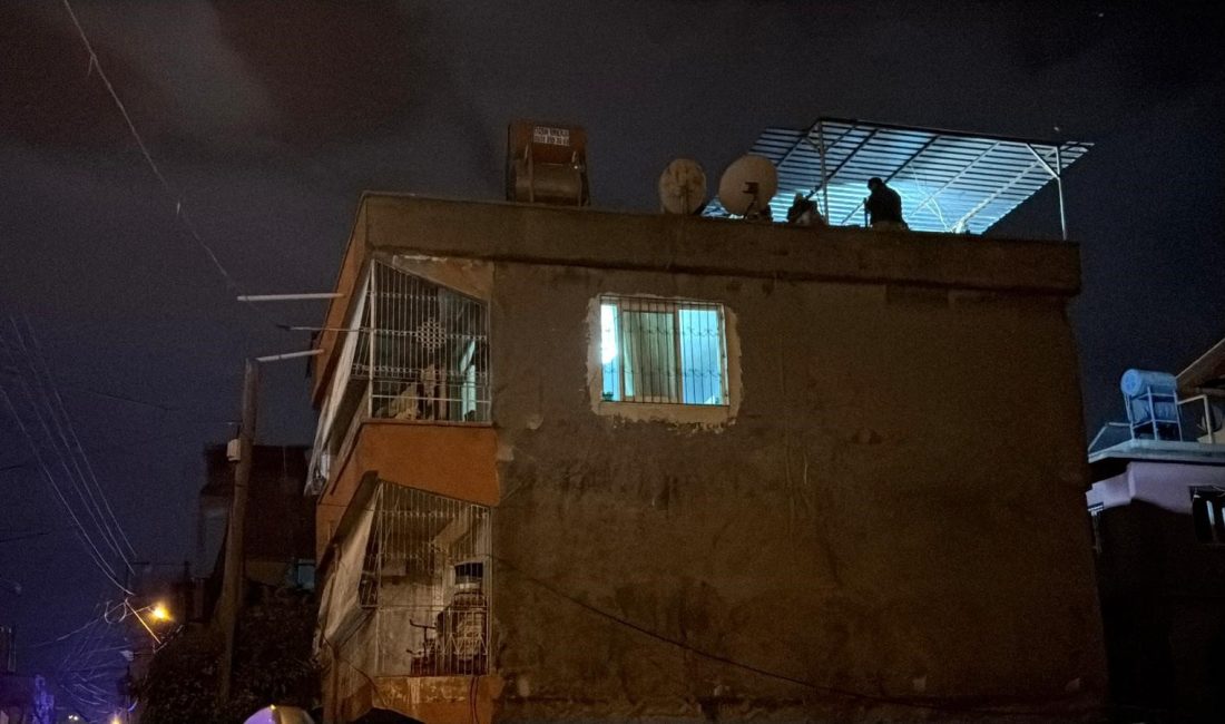 Adana’nın Seyhan ilçesinde bir binanın damında istiflenen torpillerin barutu boşaltılırken