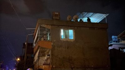 Adana’nın Seyhan ilçesinde bir binanın damında istiflenen torpillerin barutu boşaltılırken