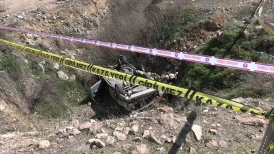 Kütahya’nın Tavşanlı ilçesinde kontrolden çıkan bir otomobilin şarampole devrilmesi sonucu