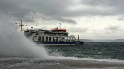 Marmara Denizi genelinde etkisini artıran şiddetli fırtına hem hava hem