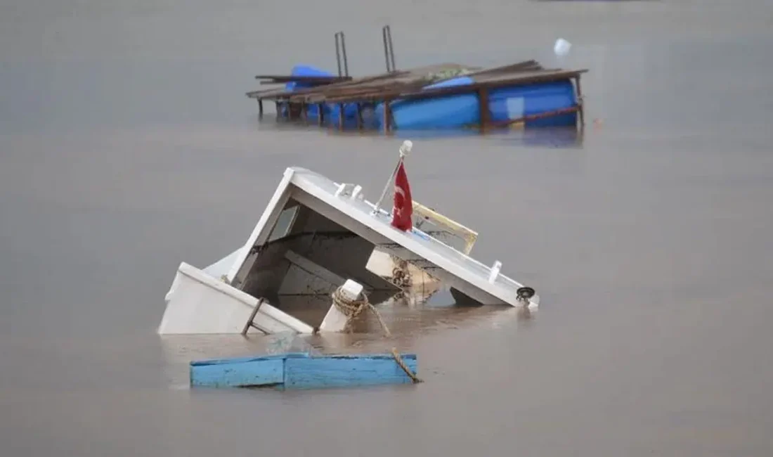 Antalya’nın Alanya ilçesinde sağanak yağışın ardından denize açılan balıkçı teknesi