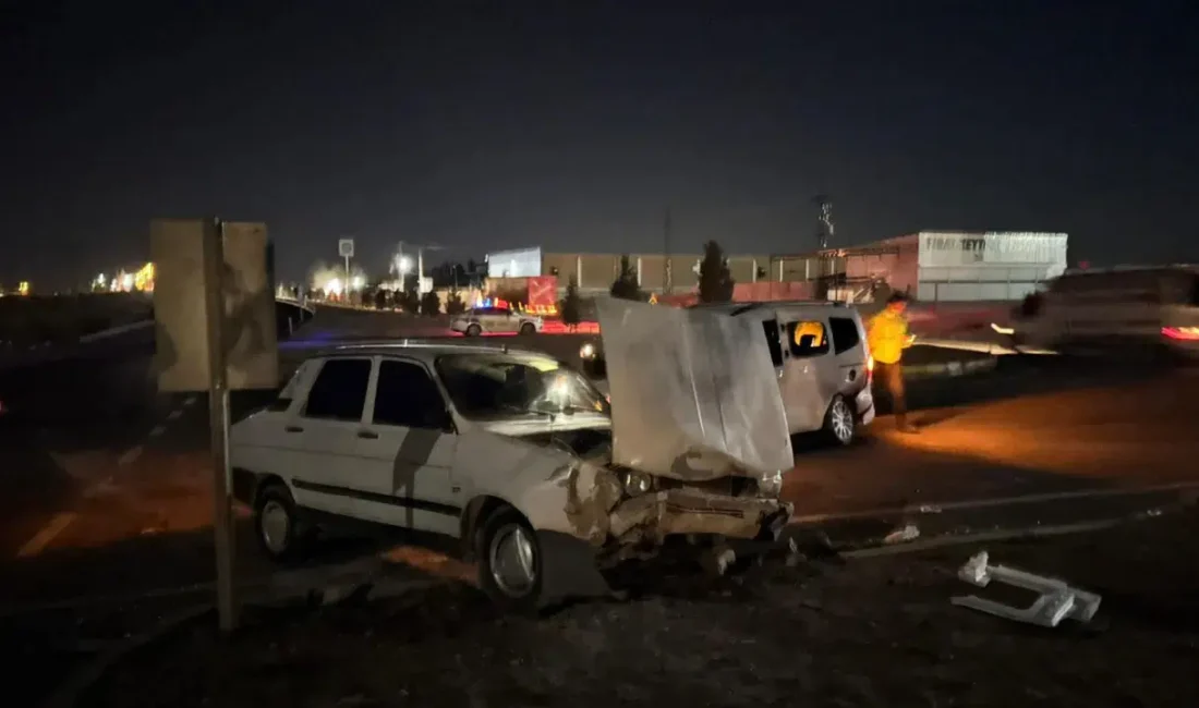 Şanlıurfa’nın Birecik ilçesinde hafif ticari araç ile otomobilin çarpışması sonucu