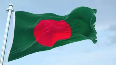 Bangladeş’te yaşanan feci kazada yolcu otobüsü feribota yöneldiği sırada kontrolden