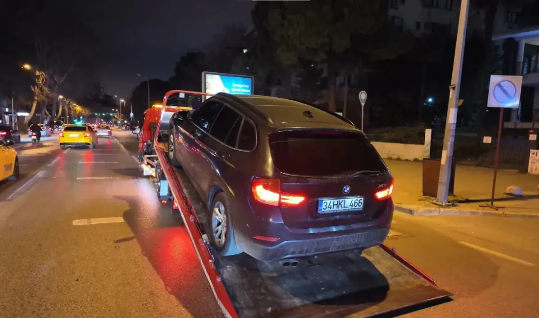 İstanbul Kadıköy’de trafik güvenliğini hiçe sayarak makas atan sürücüye adeta