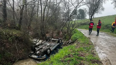 Balıkesir’in Sındırgı ilçesinde dere yatağında ters dönmüş halde bulunan otomobil