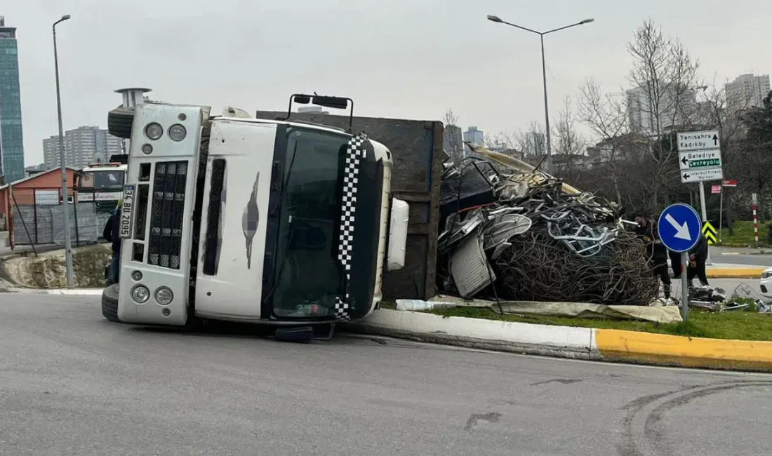 İstanbul Ataşehir’de sürücüsünün direksiyon hakimiyetini kaybetmesi sonucu kontrolden çıkan hurda