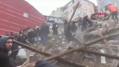 İstanbul’un kalbi Fatih’te sabah saatlerinde büyük bir gürültüyle çöken iki