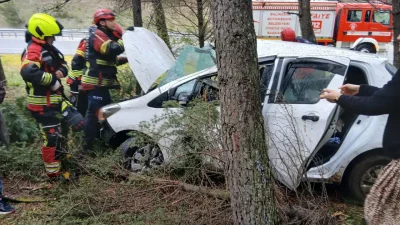 Balıkesir’de kontrolden çıkan bir otomobilin metrelerce savrularak ormanlık alana uçtuğu