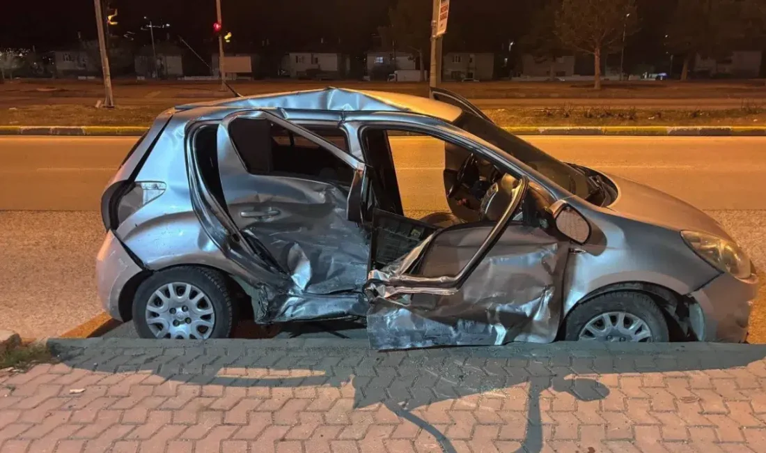 Erzincan’da iki otomobilin çarpışması sonucu meydana gelen feci trafik kazasında