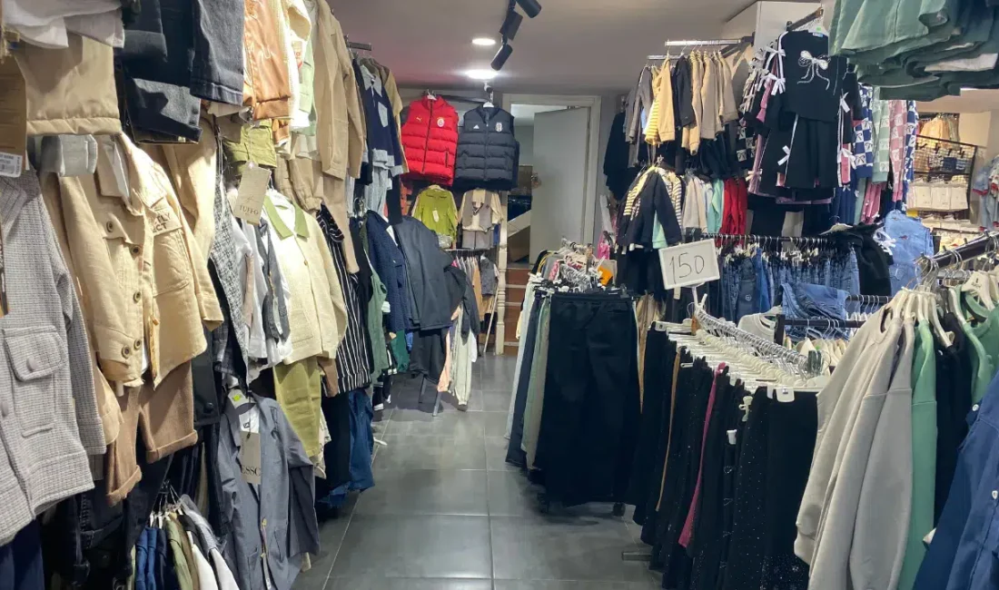 Bursa’da bayram alışverişi telaşını fırsat bilen iki kadın, girdikleri giyim