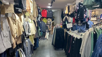 Bursa’da bayram alışverişi telaşını fırsat bilen iki kadın, girdikleri giyim