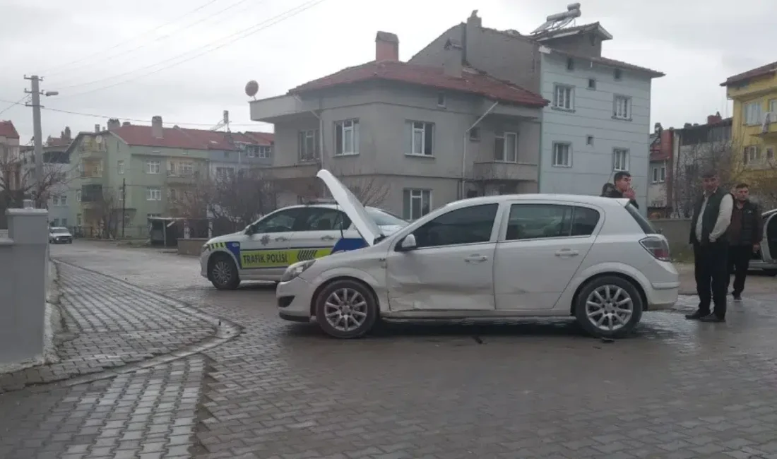 Kütahya’nın Tavşanlı ilçesinde sokak kesişiminde meydana gelen şiddetli çarpışmada aynı