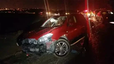 Çorum’da Ortaköy yolu ile Karaca köyü yol ayrımında iki otomobilin
