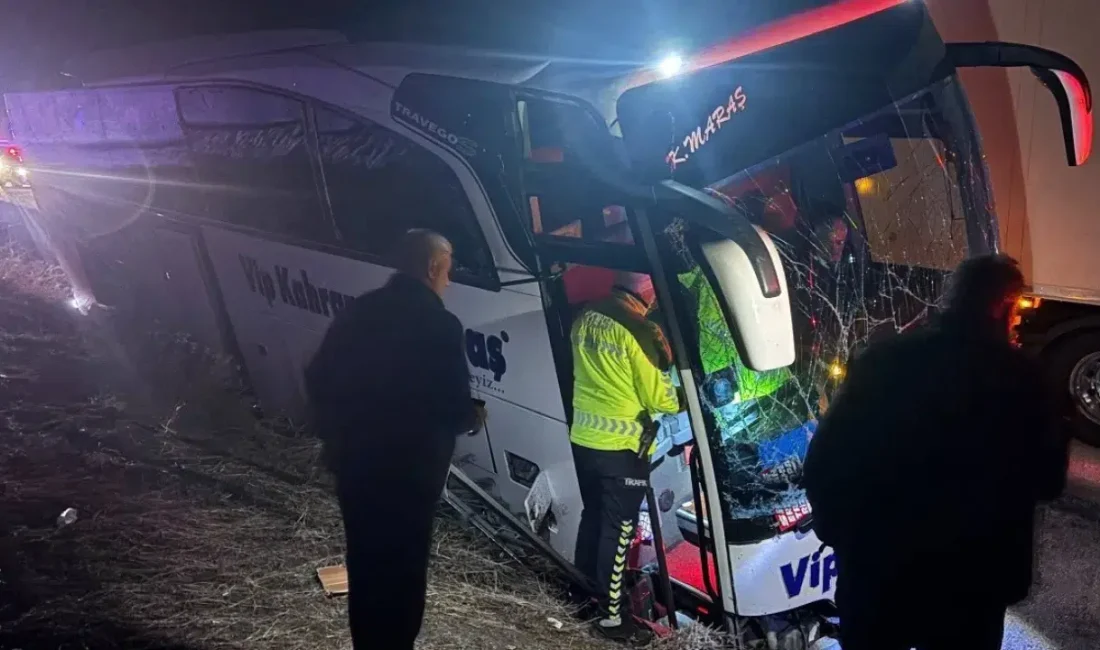Erzincan’da kontrolden çıkan yolcu otobüsünün bariyerlere çarparak yoldan çıktığı kazada
