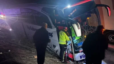 Erzincan’da kontrolden çıkan yolcu otobüsünün bariyerlere çarparak yoldan çıktığı kazada