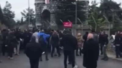 Kocaeli’nin Darıca ilçesinde gerçekleştirilen Nevruz kutlamalarında, alana giriş kuralları sebebiyle