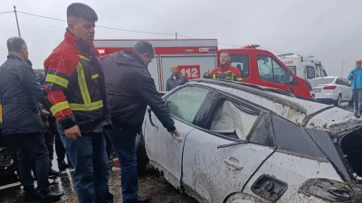 Bingöl’de sürücüsünün direksiyon hakimiyetini kaybetmesi sonucu şarampole yuvarlanan otomobilde bulunan