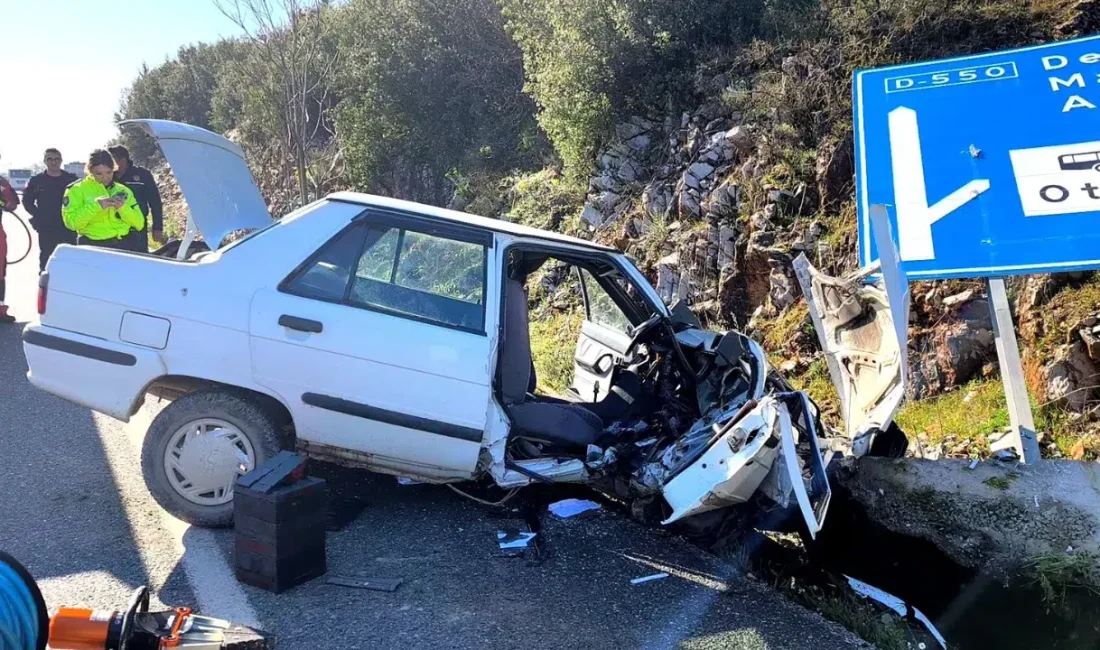 Muğla’nın Menteşe ilçesinde kontrolden çıkarak trafik levhalarına çarpan otomobil bir