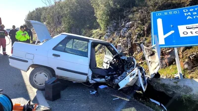 Muğla’nın Menteşe ilçesinde kontrolden çıkarak trafik levhalarına çarpan otomobil bir