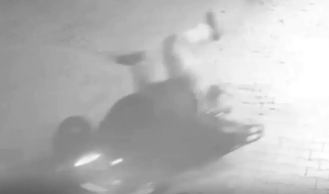 Kahramanmaraş’ın Afşin ilçesinde meydana gelen ilginç kazada, motosikletine binmeye çalışan