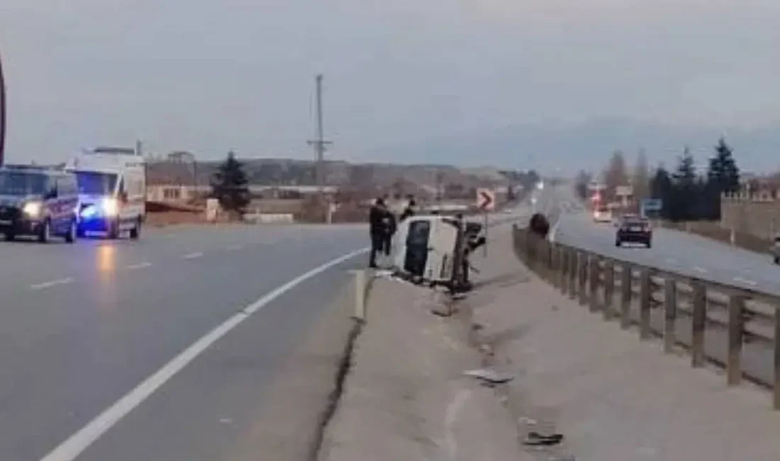 Afyonkarahisar’da kontrolden çıkarak orta refüje devrilen hafif ticari araç adeta