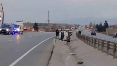 Afyonkarahisar’da kontrolden çıkarak orta refüje devrilen hafif ticari araç adeta