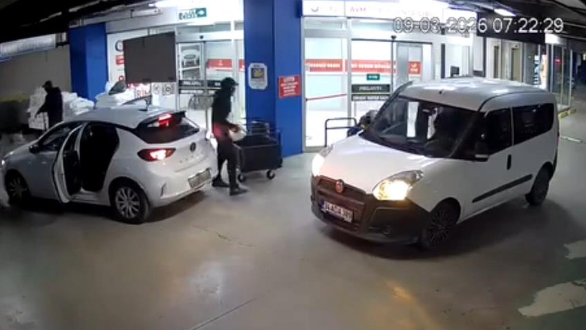 İstanbul Bahçelievler’de bulunan Kuyumcukent AVM’de sabahın erken saatlerinde gerçekleşen silahlı