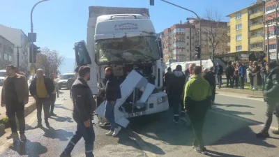 Bursa’nın Orhangazi ilçesinde kontrolden çıkan bir tırın önce bir motosiklete