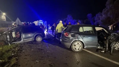 İzmir’in Kemalpaşa ilçesinde iki otomobilin şiddetli şekilde çarpışması sonucu meydana