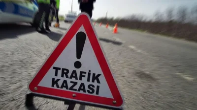Afyonkarahisar’da meydana gelen feci trafik kazasında bir kamyonet yol kenarındaki