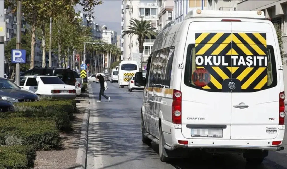 Tokat’ın Zile ilçesinde kontrolden çıkarak bir ağaca çarpan servis aracındaki