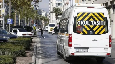 Tokat’ın Zile ilçesinde kontrolden çıkarak bir ağaca çarpan servis aracındaki