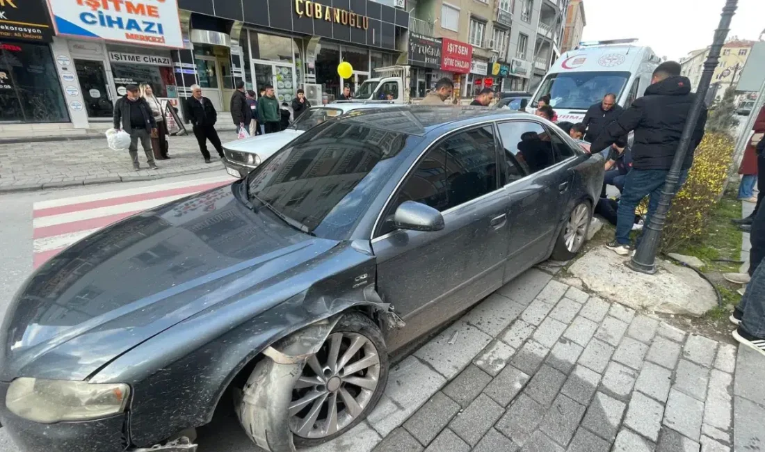 Karaman’da seyir halindeki bir otomobilin kontrolden çıkarak refüjde yer alan