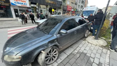 Karaman’da seyir halindeki bir otomobilin kontrolden çıkarak refüjde yer alan