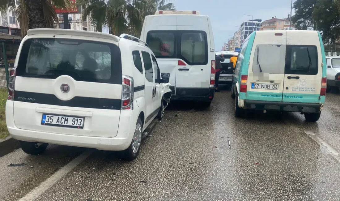 Antalya’nın Serik ilçesinde meydana gelen ve 4 aracın karıştığı trafik