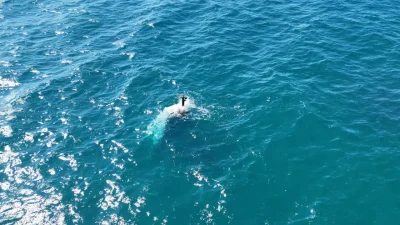 Alanya açıklarında su almaya başlayan balıkçı teknesi saniyeler içinde sulara