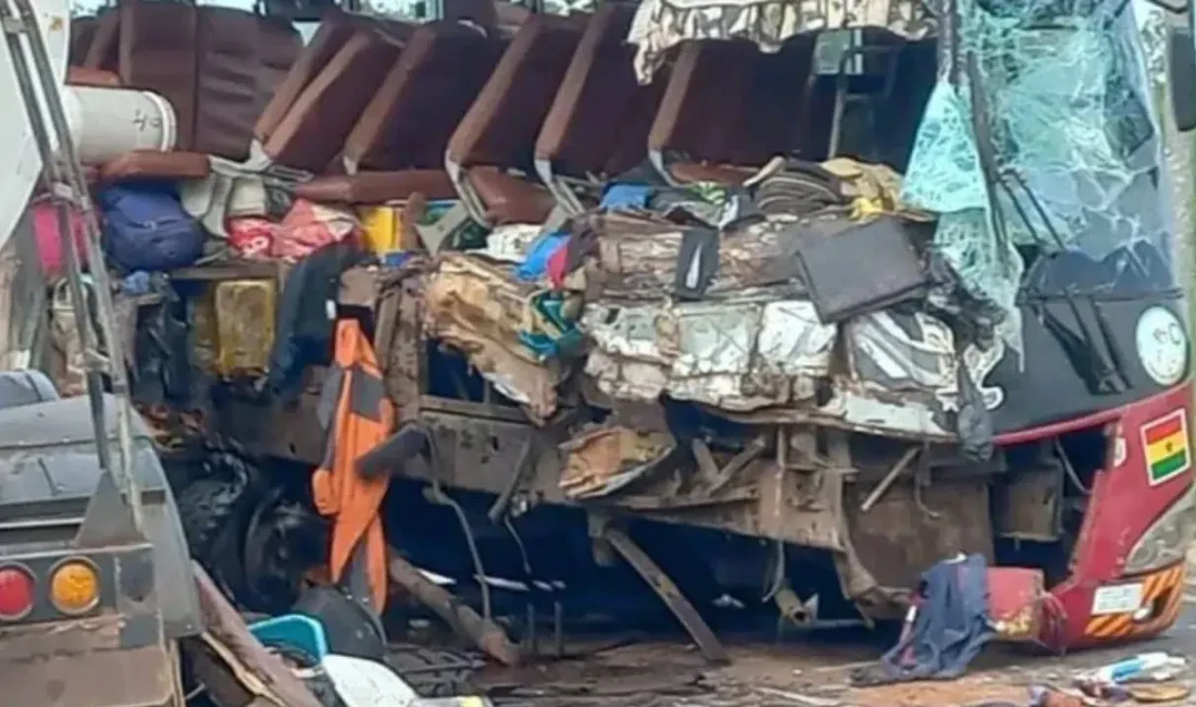 Gana’nın Ashanti Bölgesi’nde meydana gelen korkunç trafik kazasında yolcu otobüsü