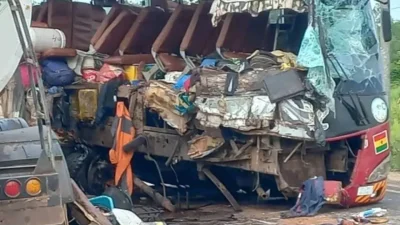 Gana’nın Ashanti Bölgesi’nde meydana gelen korkunç trafik kazasında yolcu otobüsü
