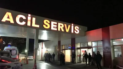 Balıkesir’in Savaştepe ilçesinde kontrolden çıkan bir otomobilin dere yatağına devrilmesi