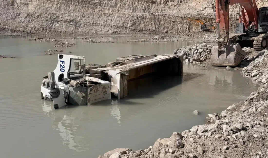 Kütahya’nın Hisarcık ilçesindeki maden sahasında kontrolden çıkarak devrilen hafriyat kamyonunun