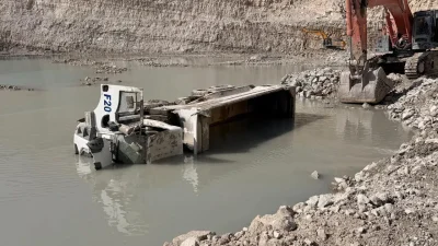 Kütahya’nın Hisarcık ilçesindeki maden sahasında kontrolden çıkarak devrilen hafriyat kamyonunun